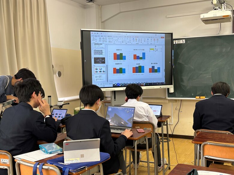 鉢山中学校は理数教育重点校だ（写真は探究学習）