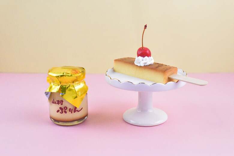 右が食べ歩き用プリン『山村ぷりんバー』（出典:山村乳業）