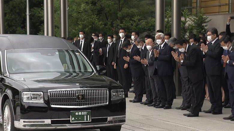 霊柩車は、首相官邸に入ると、車寄せを一周した。岸田首相や松野官房長官らが、手を合わせて見送った。