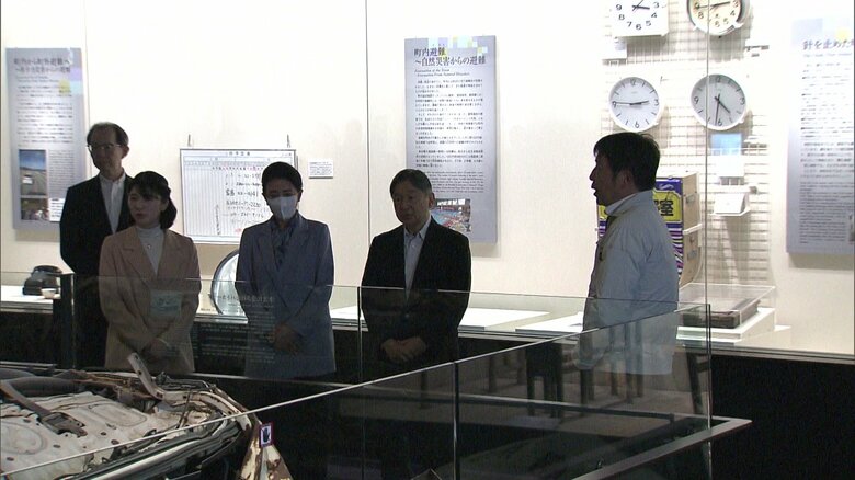 「とみおかアーカイブ・ミュージアム」を視察される天皇皇后両陛下と愛子さま