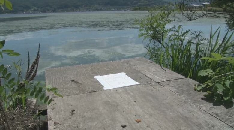 県が警告書を貼るも、台座はそのまま