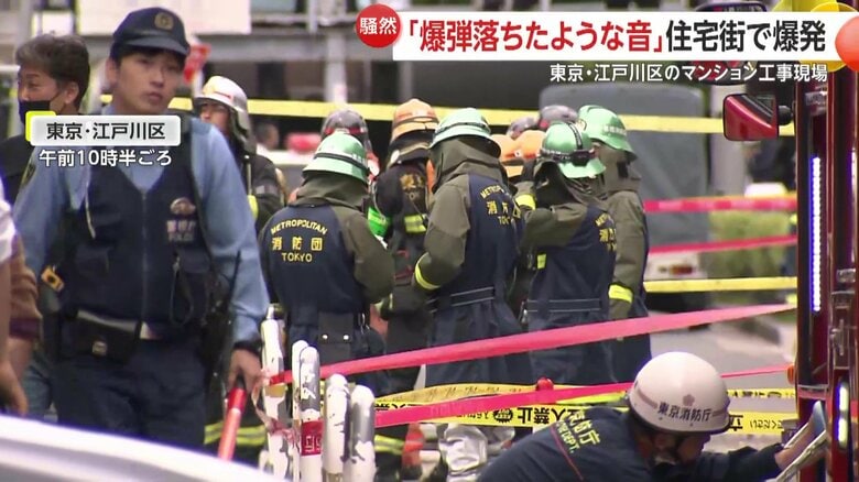 規制線の先には消防車と作業に当たる消防隊員たちの姿が…