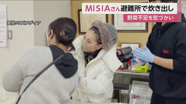 炊き出しをするMISIAさん