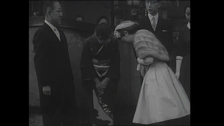 生家の前で、ご両親とお別れの挨拶を交わされる美智子さま　1959年撮影