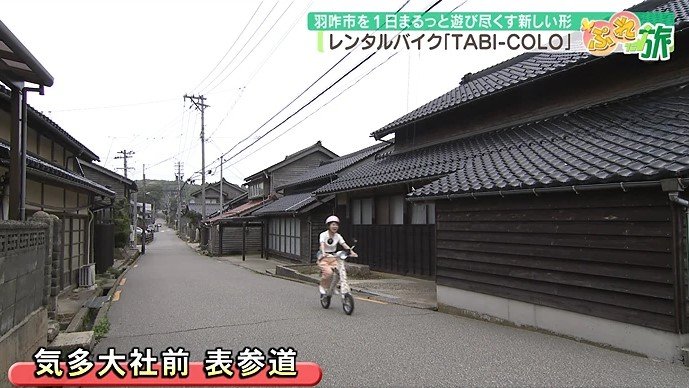 電動バイクに乗る平井アナウンサー