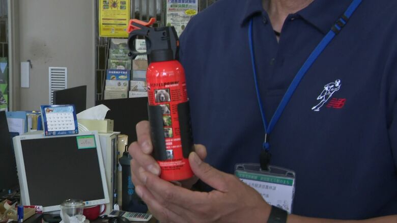 観光客からのクマ出没の通報にクマスプレーを所持して現地に向かう吉田さん