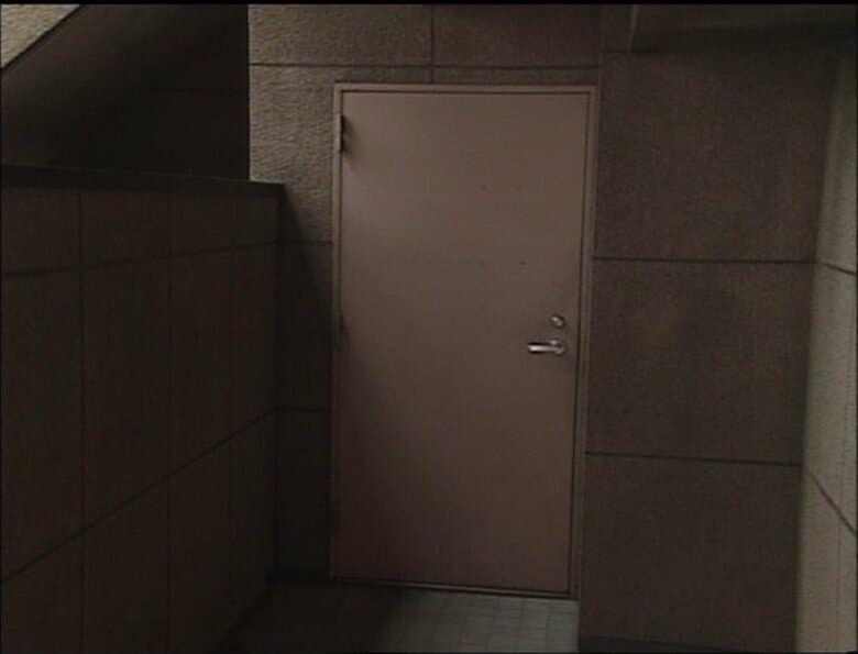 長官と秘書官はこの通用口ドアを通って外に出た