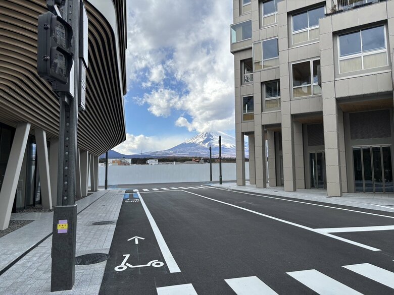 左から歩道・「パーソナルモビリティ」用道路・車道が並ぶ道