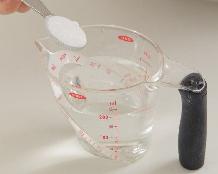 200mLのお湯（約40℃）に小さじ1/2杯の重曹を入れる（提供：本橋ひろえさん）