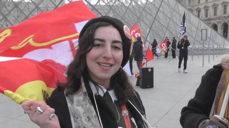 「人不足であらゆる対応が追いつかない」と話すサラさん（2025年12月撮影）