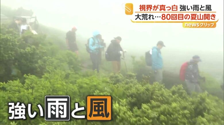 容赦なく打ち付ける強い雨と風