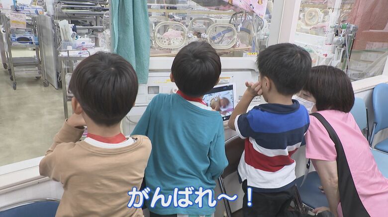 NICUを見学する子供たち