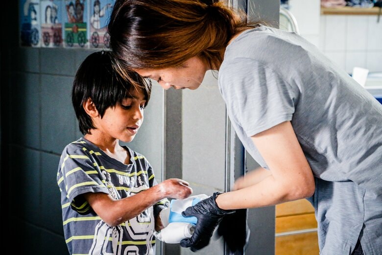祖国の紛争などで苦しむ子どもたちに医療支援を行う