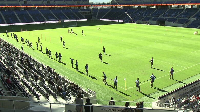 200人のファンが見守る