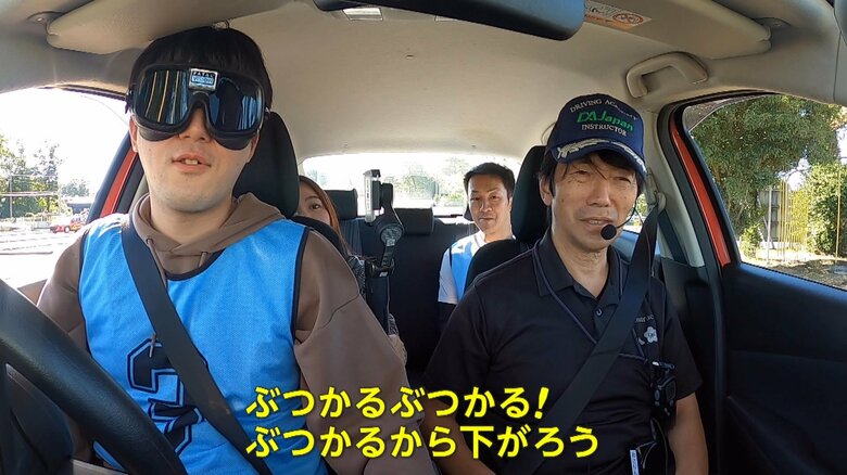 ゴーグルをつけて運転する生徒の隣で指導にあたる浅利さん