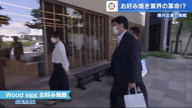 オタフクソースの「お好み焼館」を訪れた企業の社員