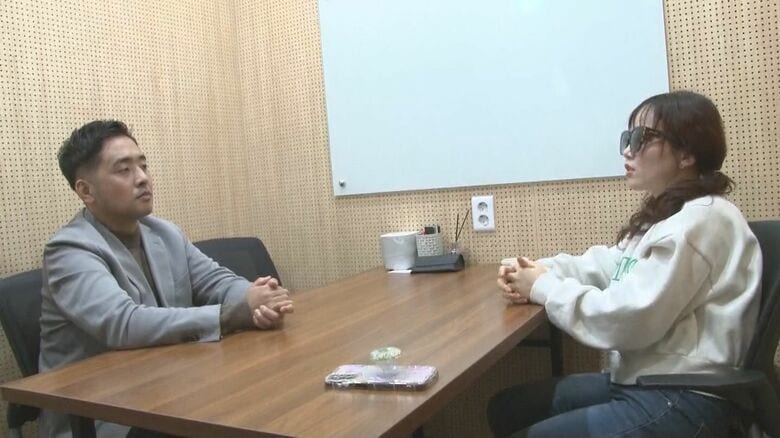 インタビューに応じるカンさん（2024年12月）