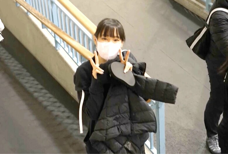 カメラを見つけるとピースをしてくれた三原