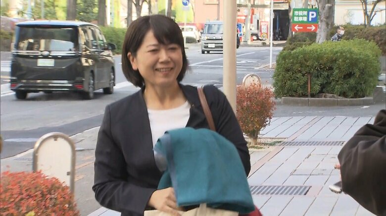 登庁時に笑顔を見せた小川市長　26日