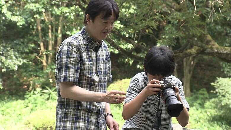秋篠宮さまからカメラの指導を受ける悠仁さま（2020年）