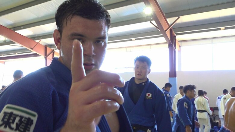 稽古中でもカメラアピールは忘れない