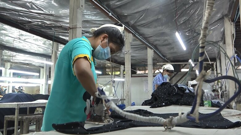 アイロンをかける女性　縫製業はミャンマーの雇用を支えている