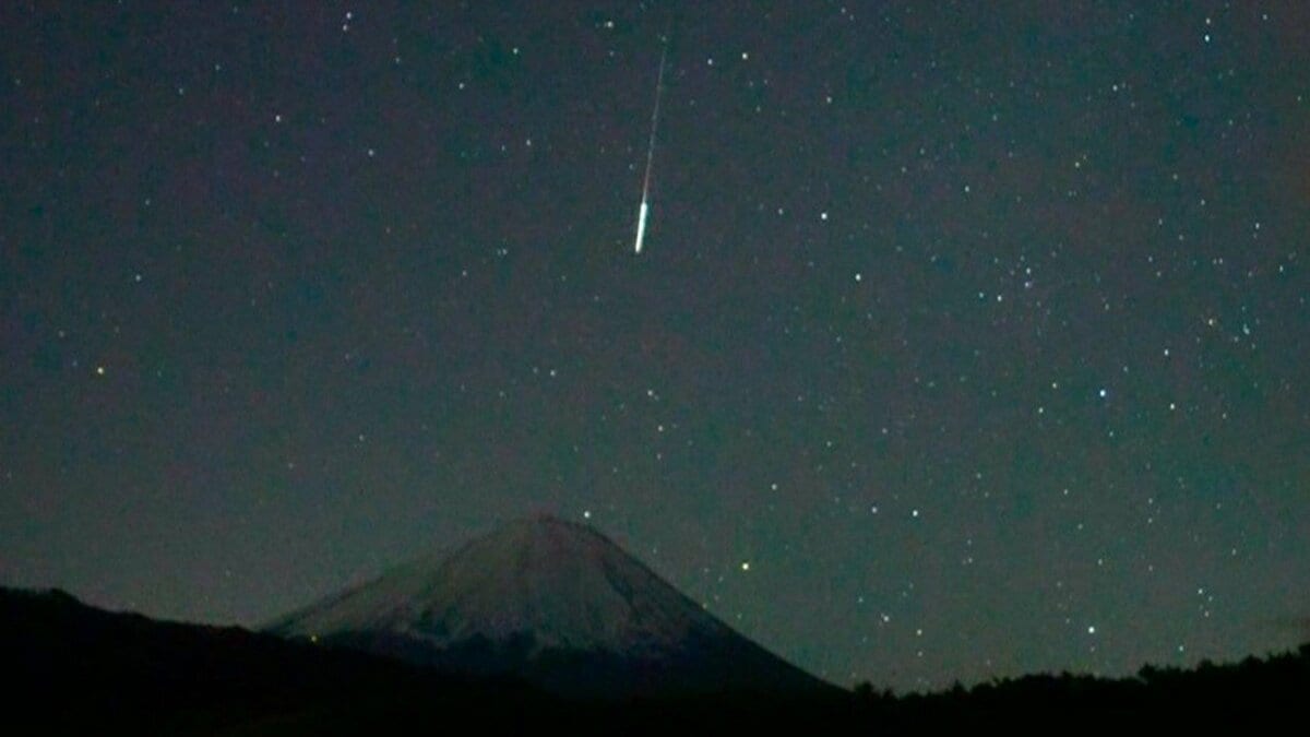 富士山に降り注ぐ「ふたご座流星群」…“星の色まで伝えたい！”報道