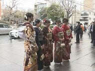 「両親に『ありがとう』と伝えたい」雪が舞う名古屋で“成人の日のつどい” 約400人が華やかな振袖やスーツなどで参加