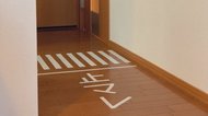 「止マレ」の道路標示…家の中を走り回る4歳息子を止めた父親のアイデアが素敵