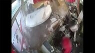 ピザ店に車が突っ込み3人けが 店内のカメラに瞬間が