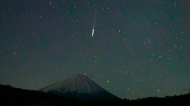 富士山に降り注ぐ「ふたご座流星群」…“星の色まで伝えたい!”報道カメラマンの撮影記録【動画と写真集】