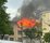 【速報】5階建ての共同住宅で火事　部屋から激しく炎が噴き出す　消防…