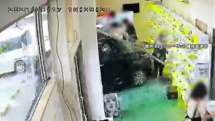 クレーンゲーム店に車突っ込む瞬間　男子高校生と従業員けが　運転手の73歳女性「アクセルとブレーキを踏み間違えた」　静岡・藤枝市