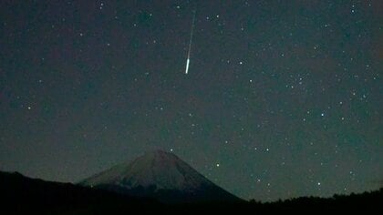 富士山に降り注ぐ「ふたご座流星群」…“星の色まで伝えたい！”報道カメラマンの撮影記録【動画と写真集】