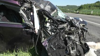 【車とトラックが正面衝突】前面が大破した乗用車の10代と40代の女性2人とトラックの男性がケガで病院へ搬送―どちらかが対向車線にはみ出したか〈北海道北見市〉