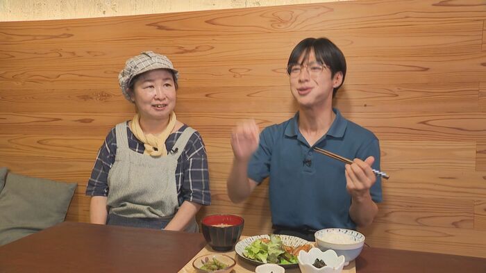 店主の花村さんと秦アナ