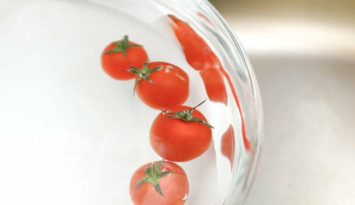 大きめのボウルに50℃のお湯を張って野菜を浸す（イメージ）