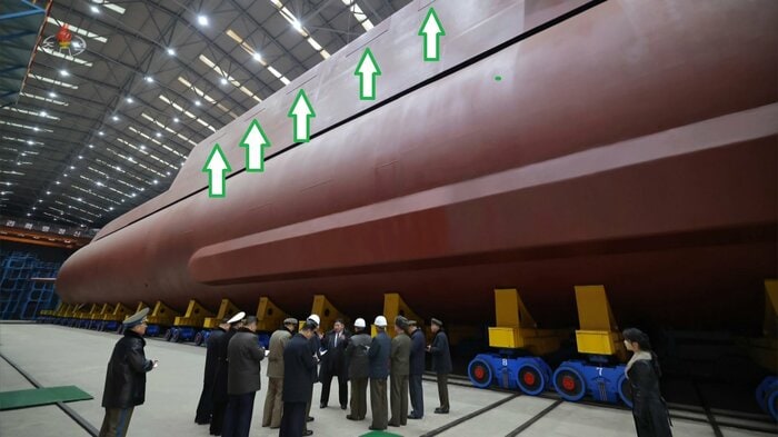 矢印は「戦略ミサイル」の発射口の蓋の継ぎ目か