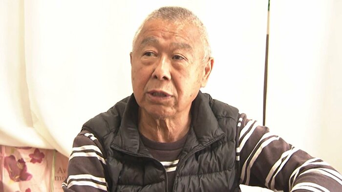 入居する仮設住宅で取材に応じる岡本修一さん