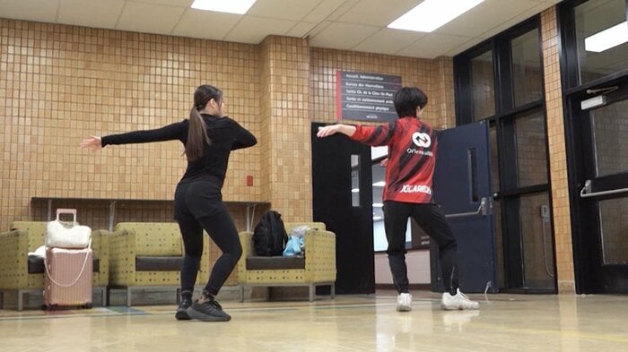 演技を合わせる練習をする紀平と西山