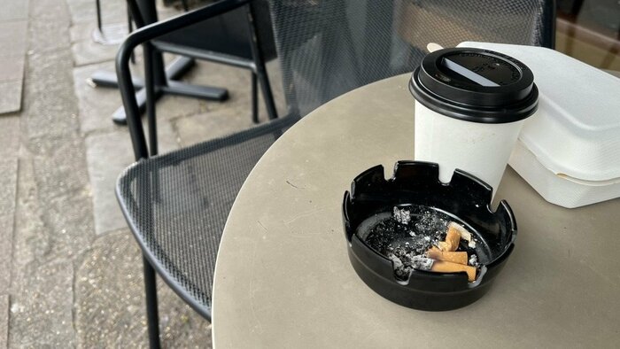 テラス席に残ったたばこの吸い殻