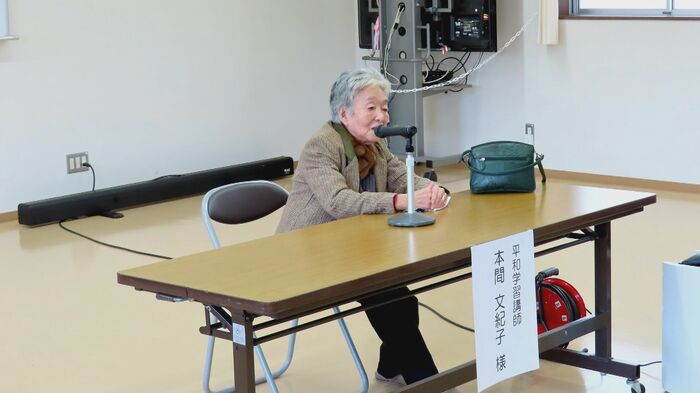 子どもたちへ原爆の恐ろしさを伝える本間さん(提供:村上市立小川小学校)