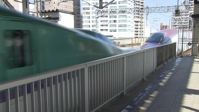 仙台駅へ到着した「はやぶさ・こまち10号」