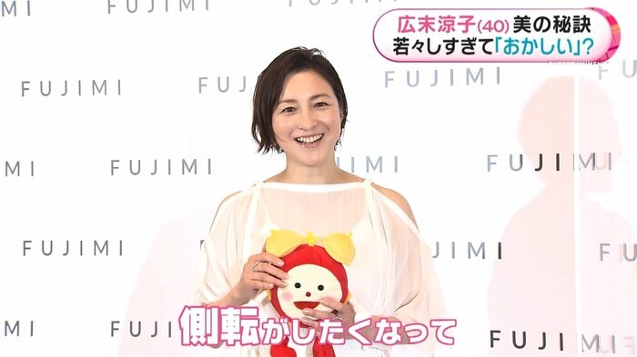 めざましくん人形を手に