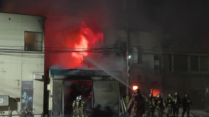 バイク店から出た火で9棟が焼ける