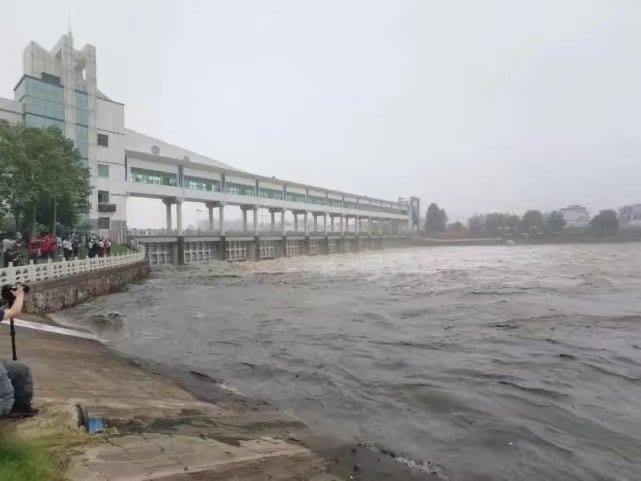 放流が始まった王家ダム