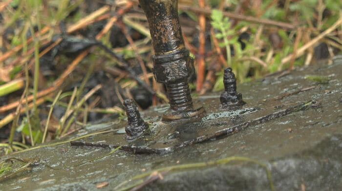 石にボルトを打ち込み固定された台座