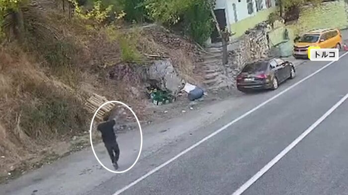 斜面の上を指さし、もう一人に声をかける人