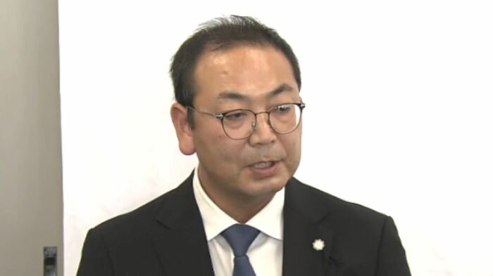18日記者会見した高市氏の事務所の所長