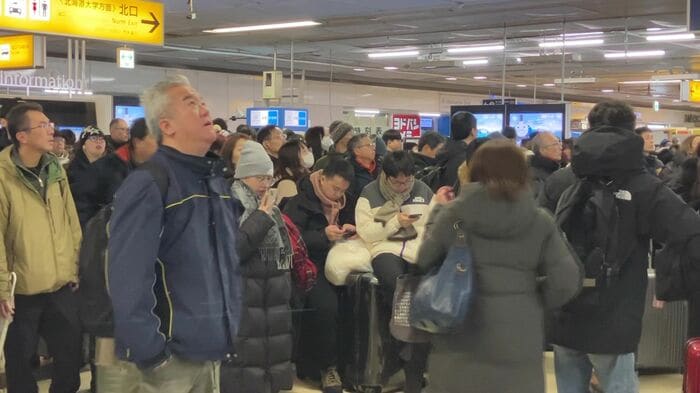 2026年1月の大雪で運休した際は、改札外には大勢の人が(撮影:視聴者)